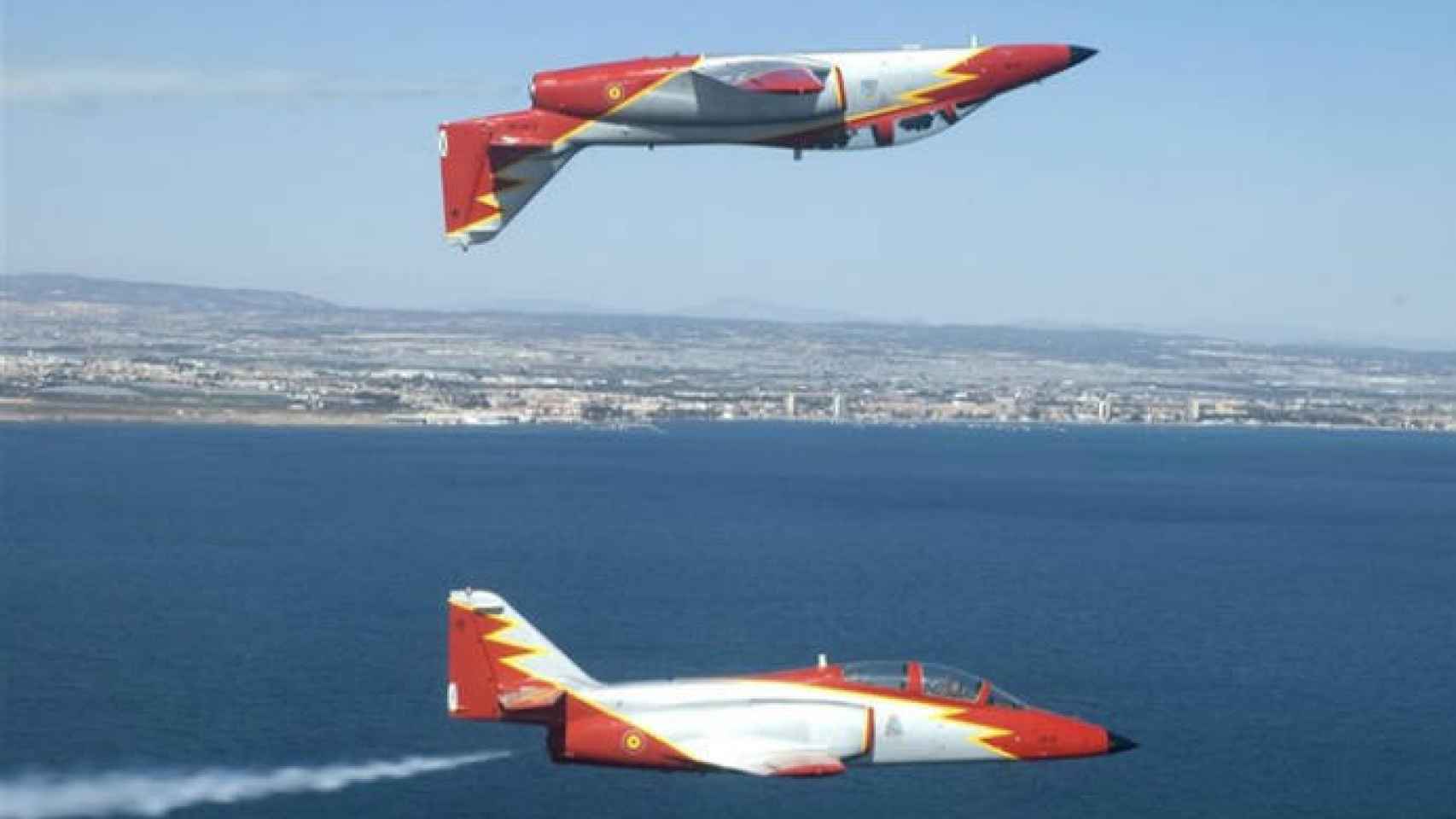 Dos aviones de la Patrulla Águila realizan maniobras en el aire