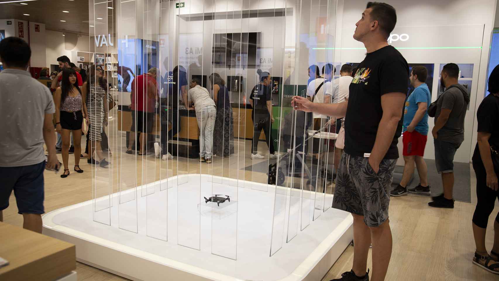 Un dron, que se puede probar, en la nueva tienda de AliExpress en el Xanadú de Arroyomolinos.