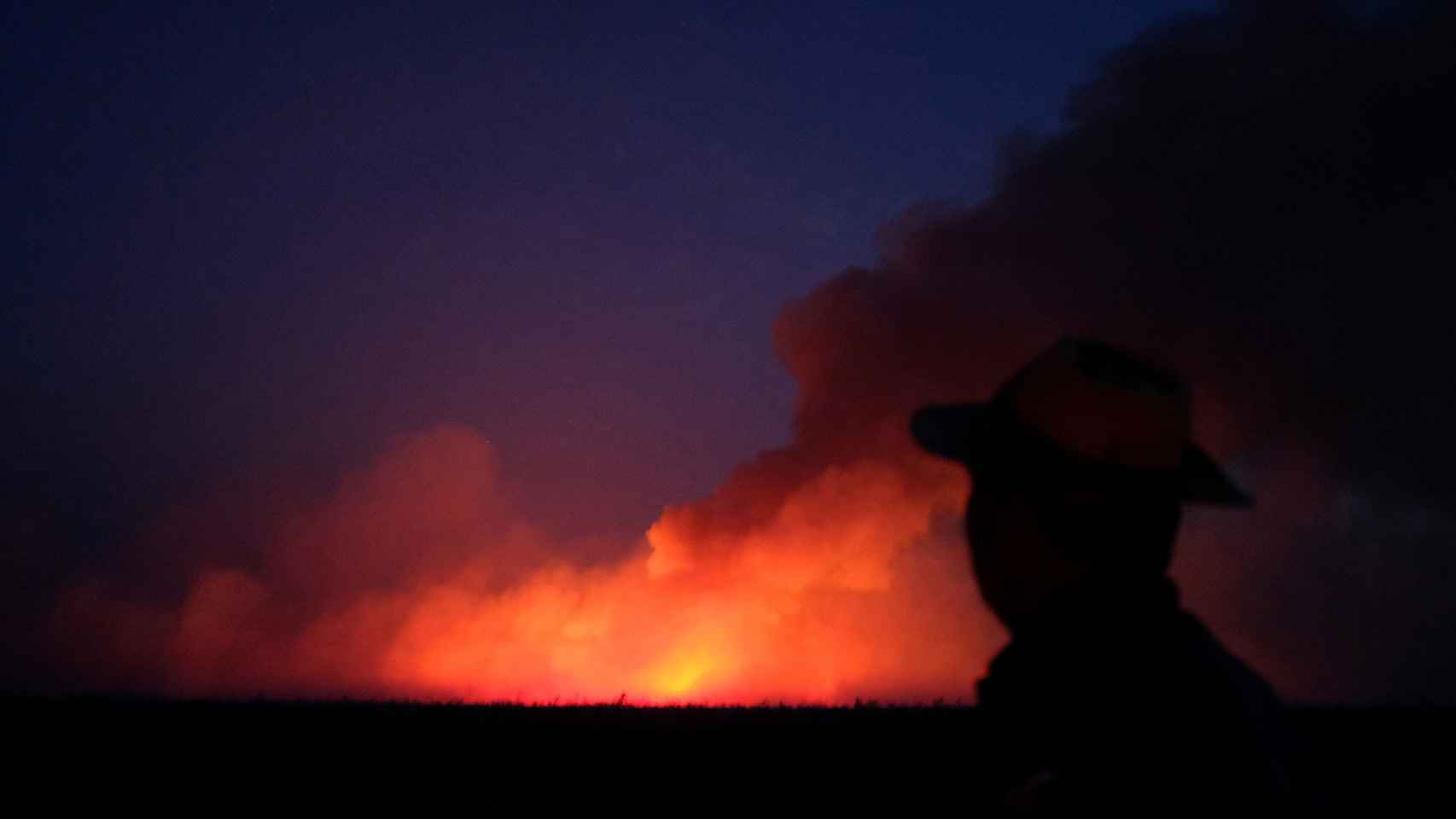 Un hombre mira los incendios de la Amazonía.