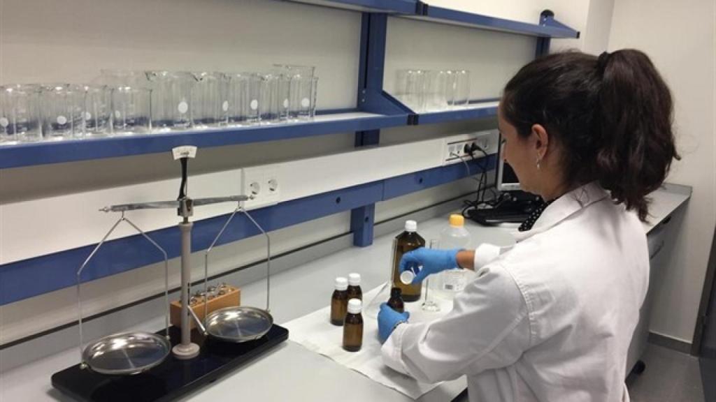 Una farmacéutica elaborando fórmulas magistrales.