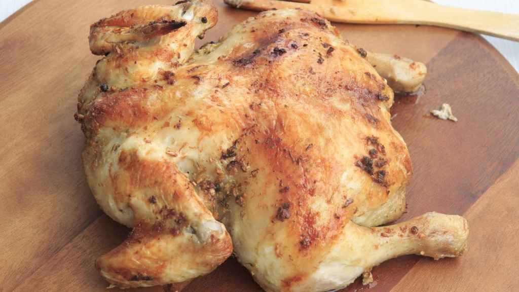Un pollo hecho al horno y listo para comer.