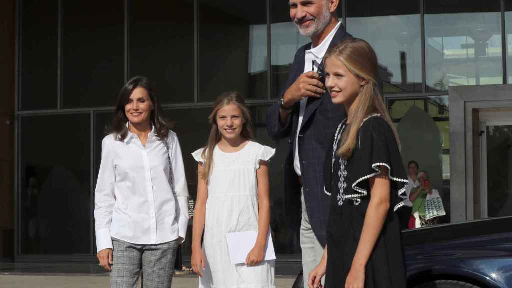 Los reyes junto a sus hijas, la princesa Leonor y la infanta Sofía a las puertas del hospital.