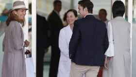 La infanta Elena y sus dos hijos a la entrada del hospital donde se recupera Juan Carlos.