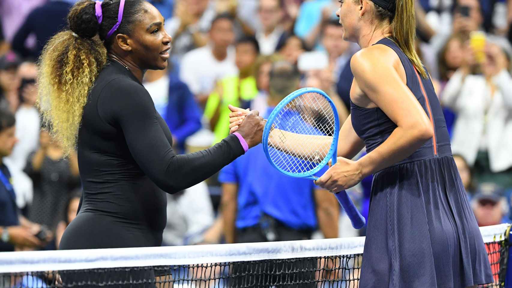 Serena y Sharapova se saludan tras el partido.