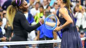 Serena y Sharapova se saludan tras el partido.