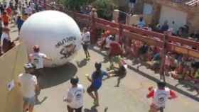 El hombre fue alcanzado por la enorme bola que recorre el pueblo madrileño