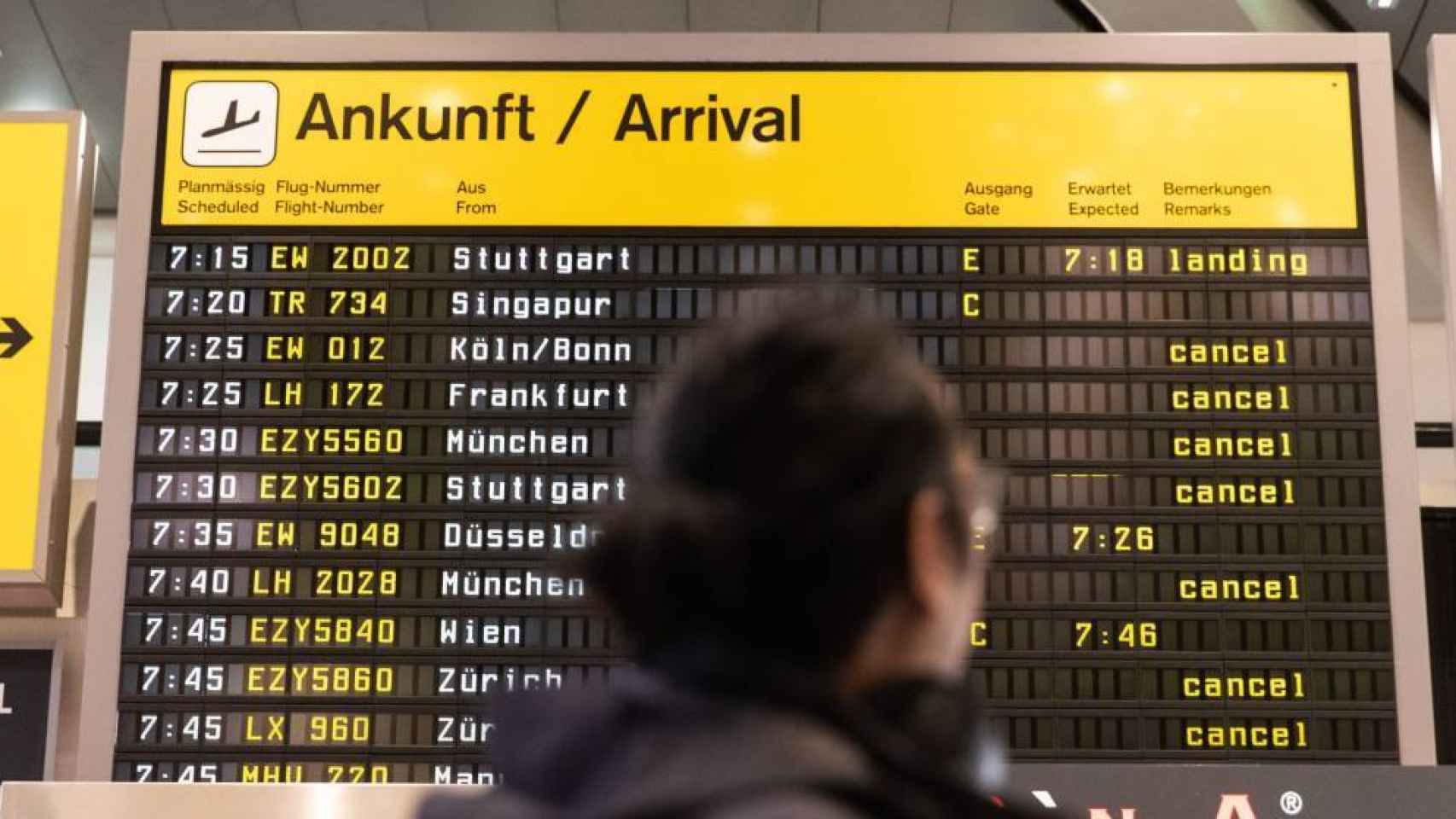 Panel de vuelos cancelados en un aeropuerto alemán
