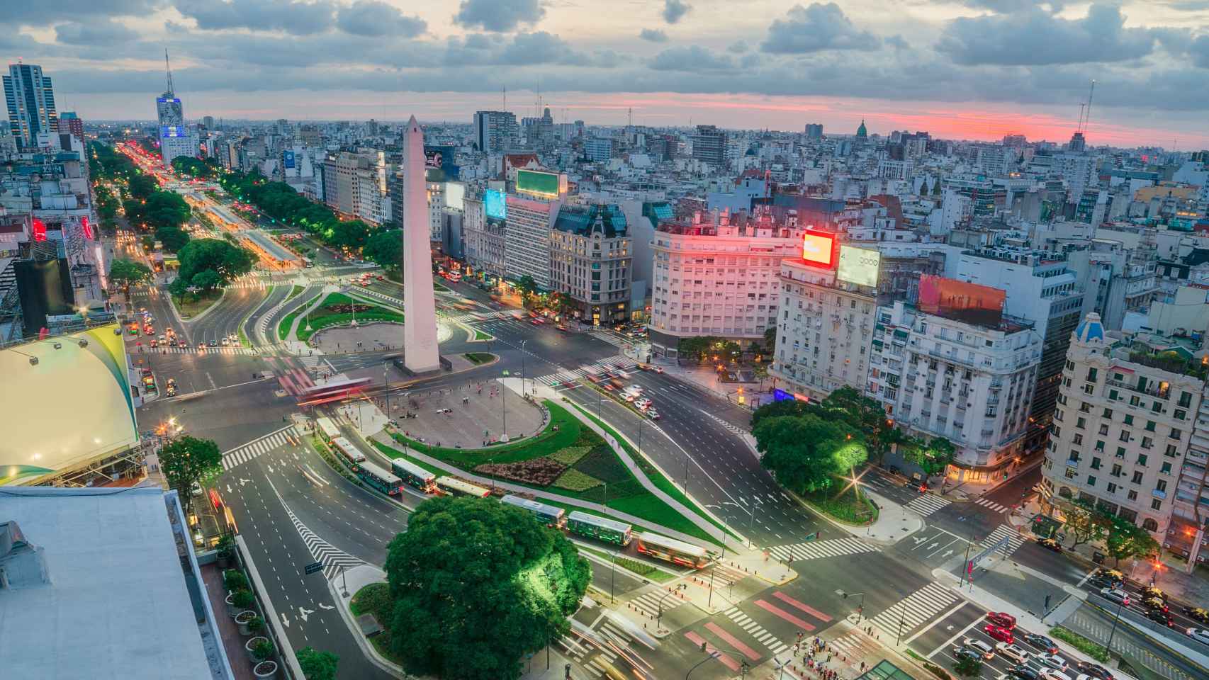 El Obelisco de Buenos Aires en la Avenida 9 de Julio.