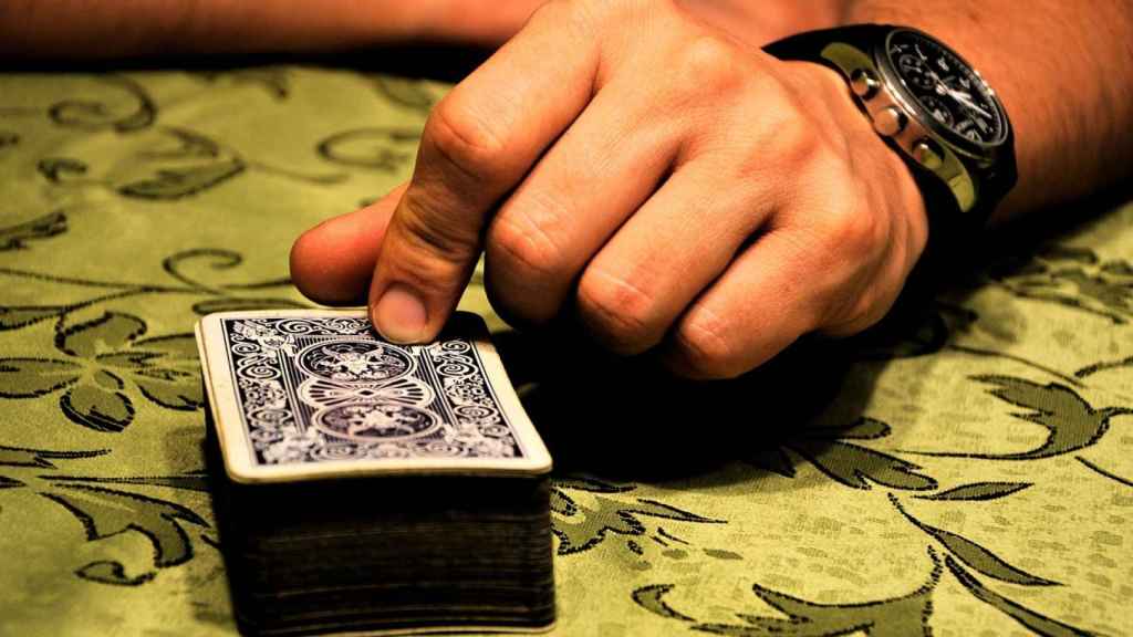 Una persona con un juego de cartas