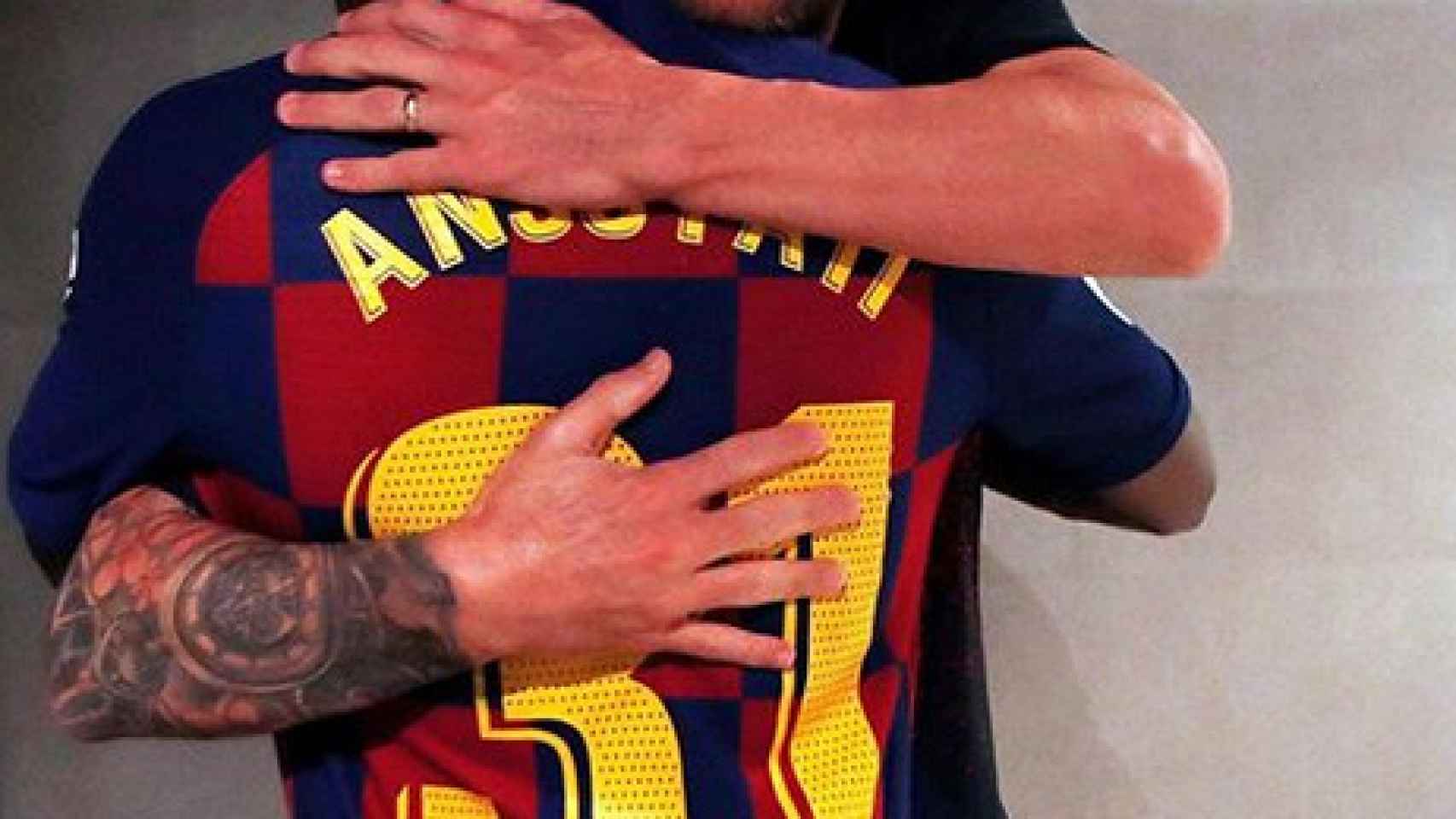 El abrazo entre Ansu Fati y Messi. Foto: Instagram (@ansufati)