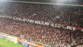 Pancarta homófoba desplegada en el estadio del Niza. Foto: Twitter (@FutbolFrancais)