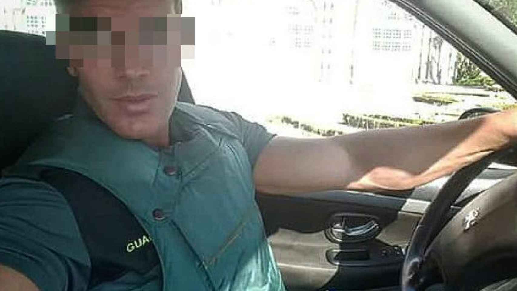 'Selfie' de un guardia civil a bordo de su vehículo oficial.
