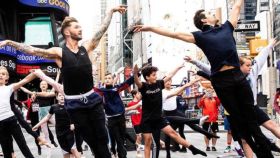 Bailarines y coreógrafos llenan Times Square en apoyo de los hombres que se dedican a la danza.