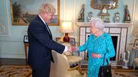 La Reina encargó formar Gobierno a Boris Johnson en julio