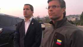 Juan Guaidó con Leopoldo López el día de la sublevación contra Maduro en abril.