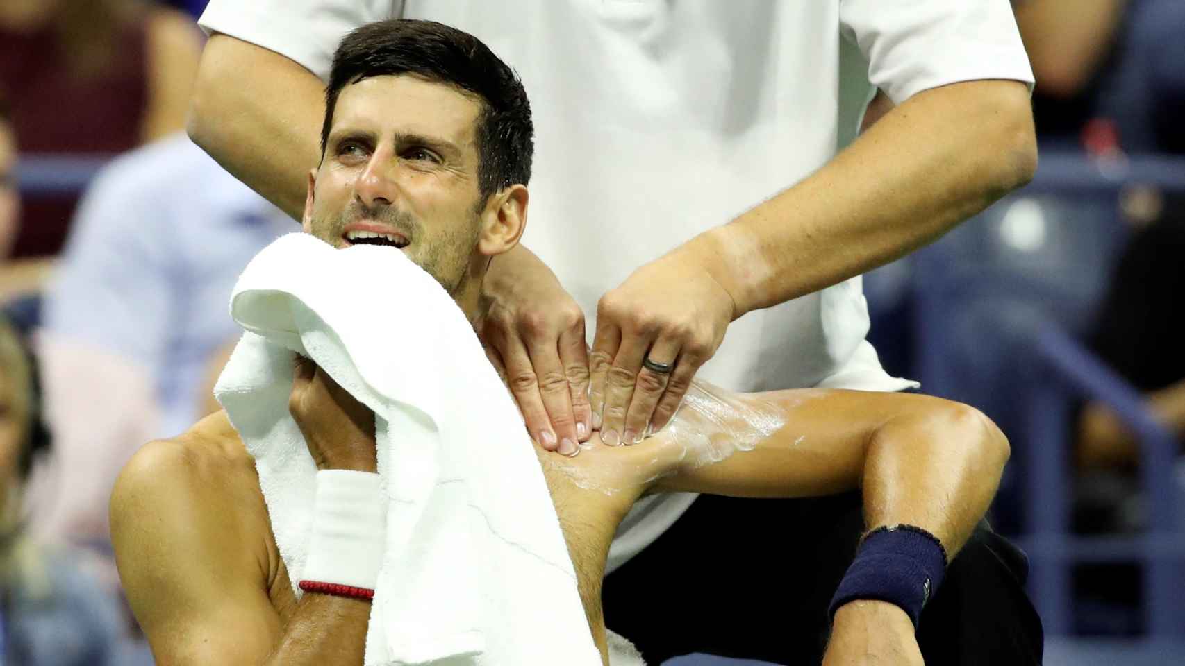 Djokovic, siendo tratado durante el partido con Londero.