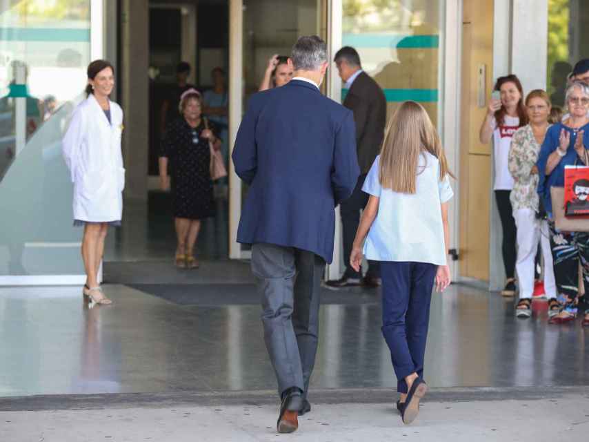 Felipe y la infanta accediendo al hospital Quirón Salud de Madrid.