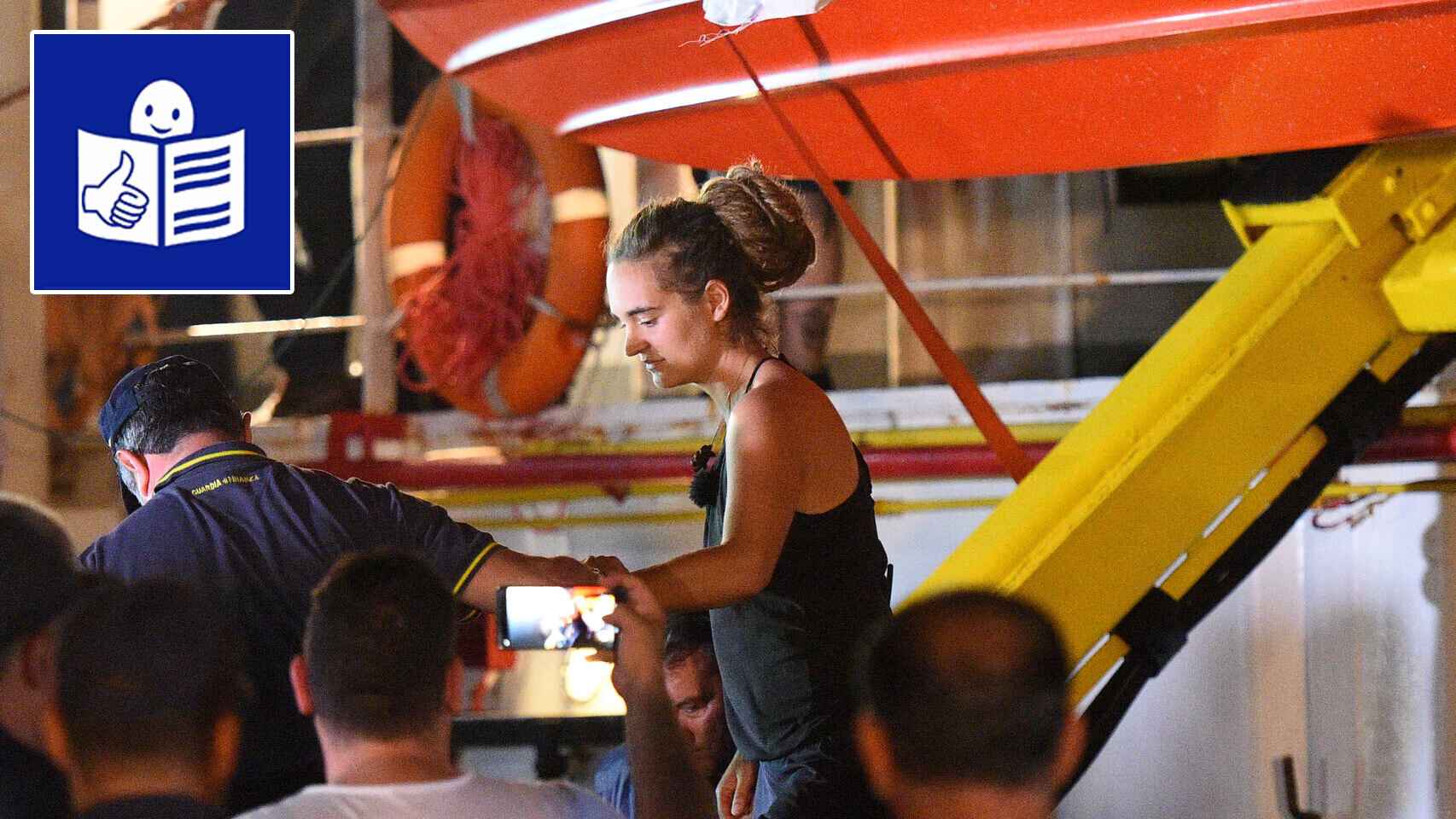 Carola Rackete, la capitana del barco, cuando la policía italiana la detiene en Lampedusa.