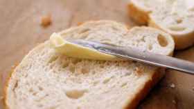 Una rebanada de pan con margarina.