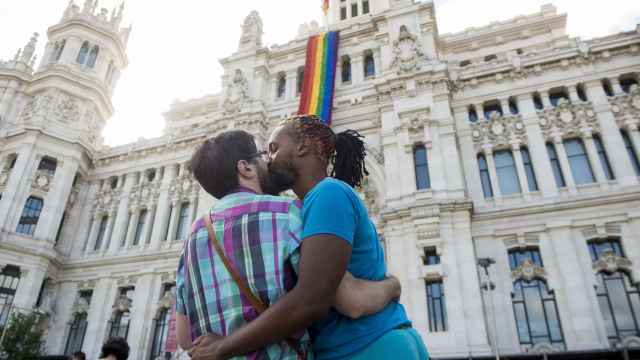 Una pareja se besa durante el Orgullo Gay.