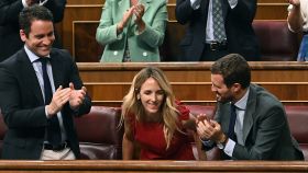 Cayetana recibe los aplausos de Casado y García Egea en el Congreso.