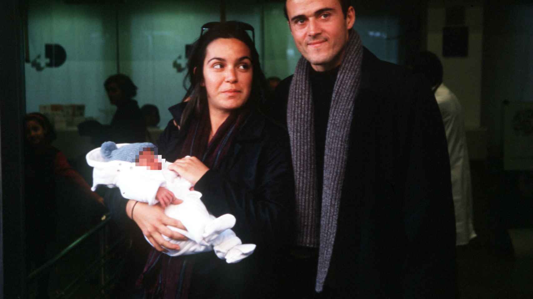 Luis Enrique y Elena en la presentación de su primer hijo, en 1998.