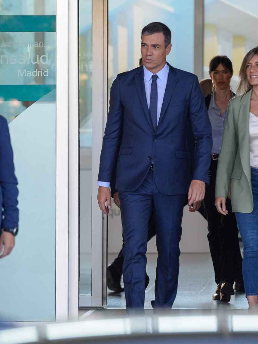 Pedro Sánchez y Begoña Gómez, a su salida del QuirónSalud de Madrid.
