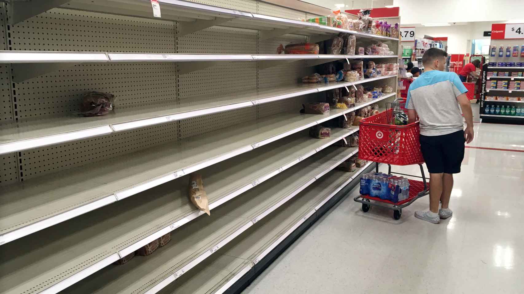 El pan y otros productos básicos se agotan en los supermercados de Florida.