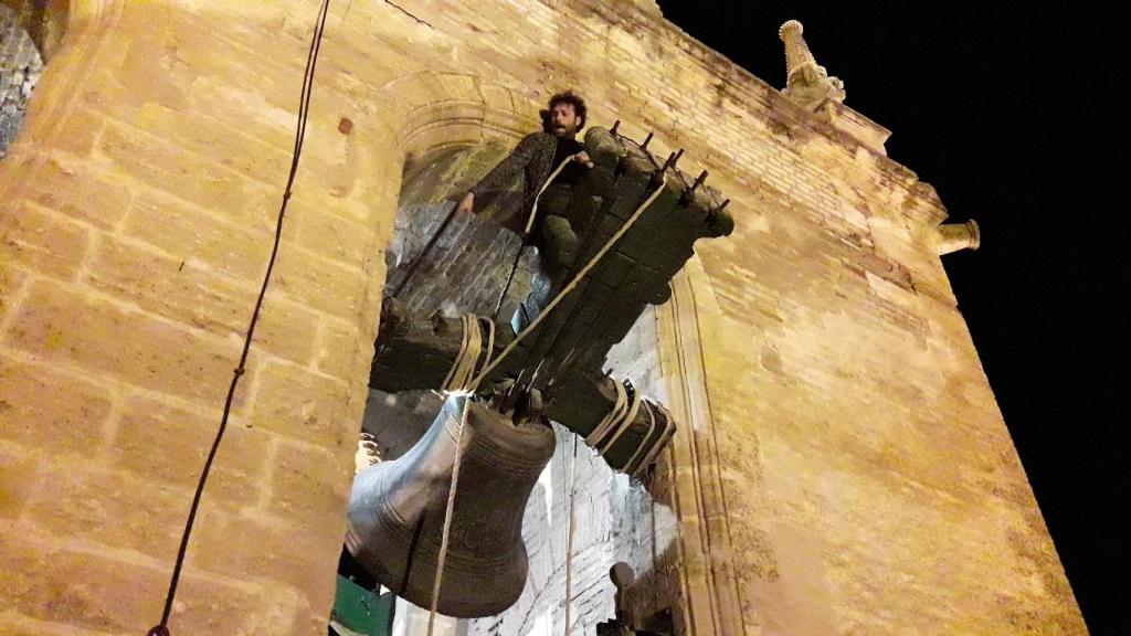 El guitarrista José Suárez, en equilibrio sobre una campana en la iglesia de Santiago de Utrera.