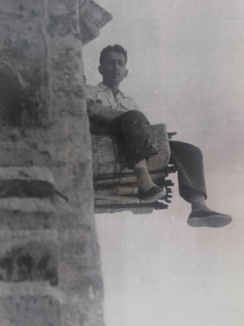 Joaquín Ramírez el Quícalo, sentado en la campana San Juan de Santa María.