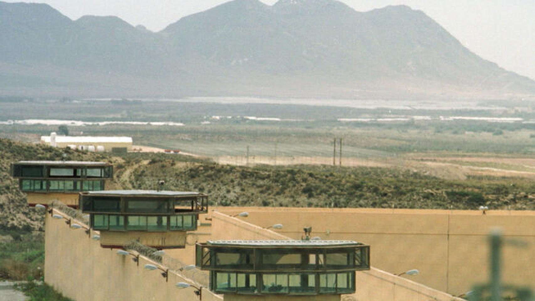 Perímetro exterior de la prisión El Acebuche de Almería.
