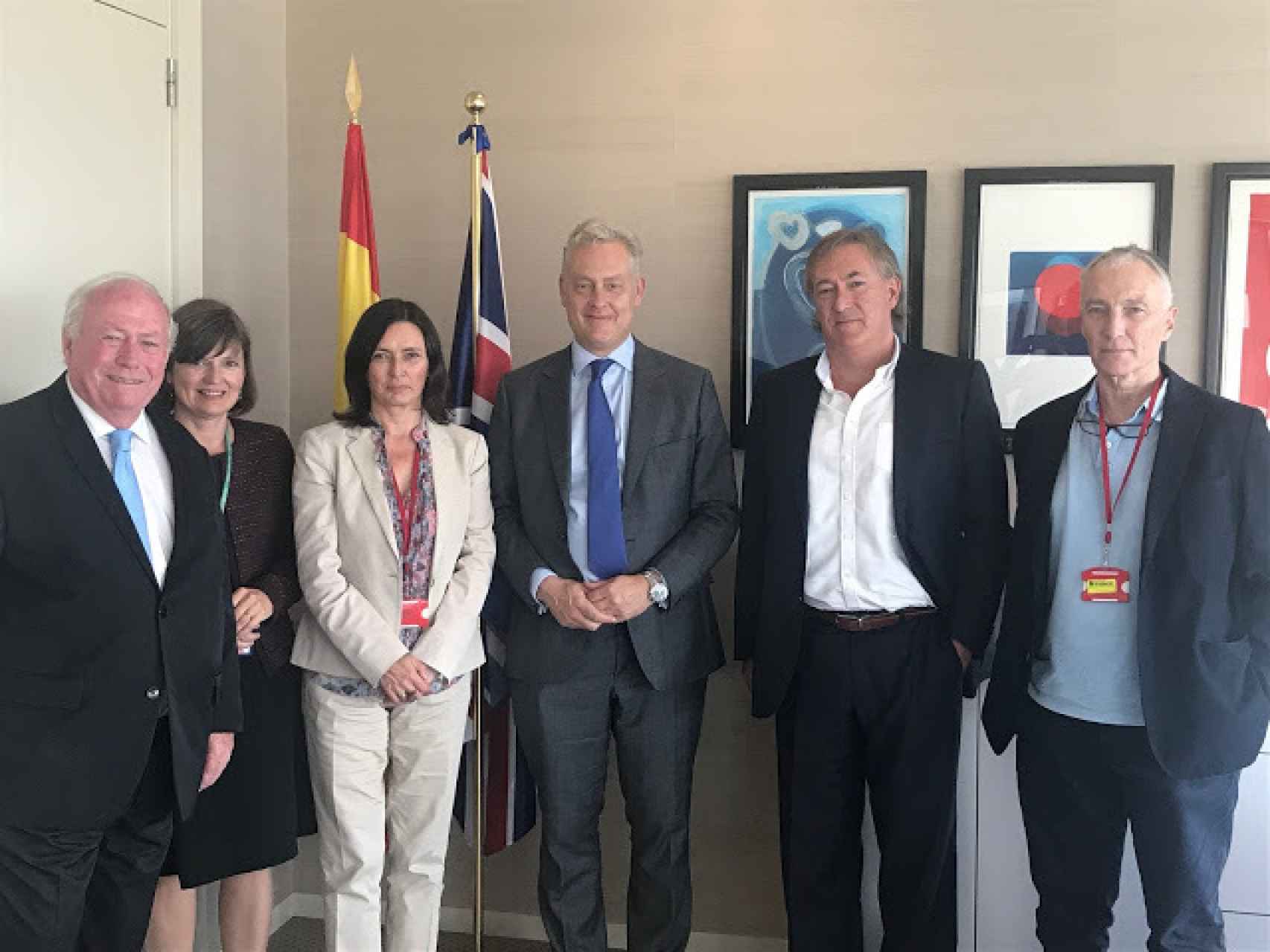 Carrivick (iz) con miembros de EuroCitizens y el exembajador de Reino Unido (centro) en 2017.
