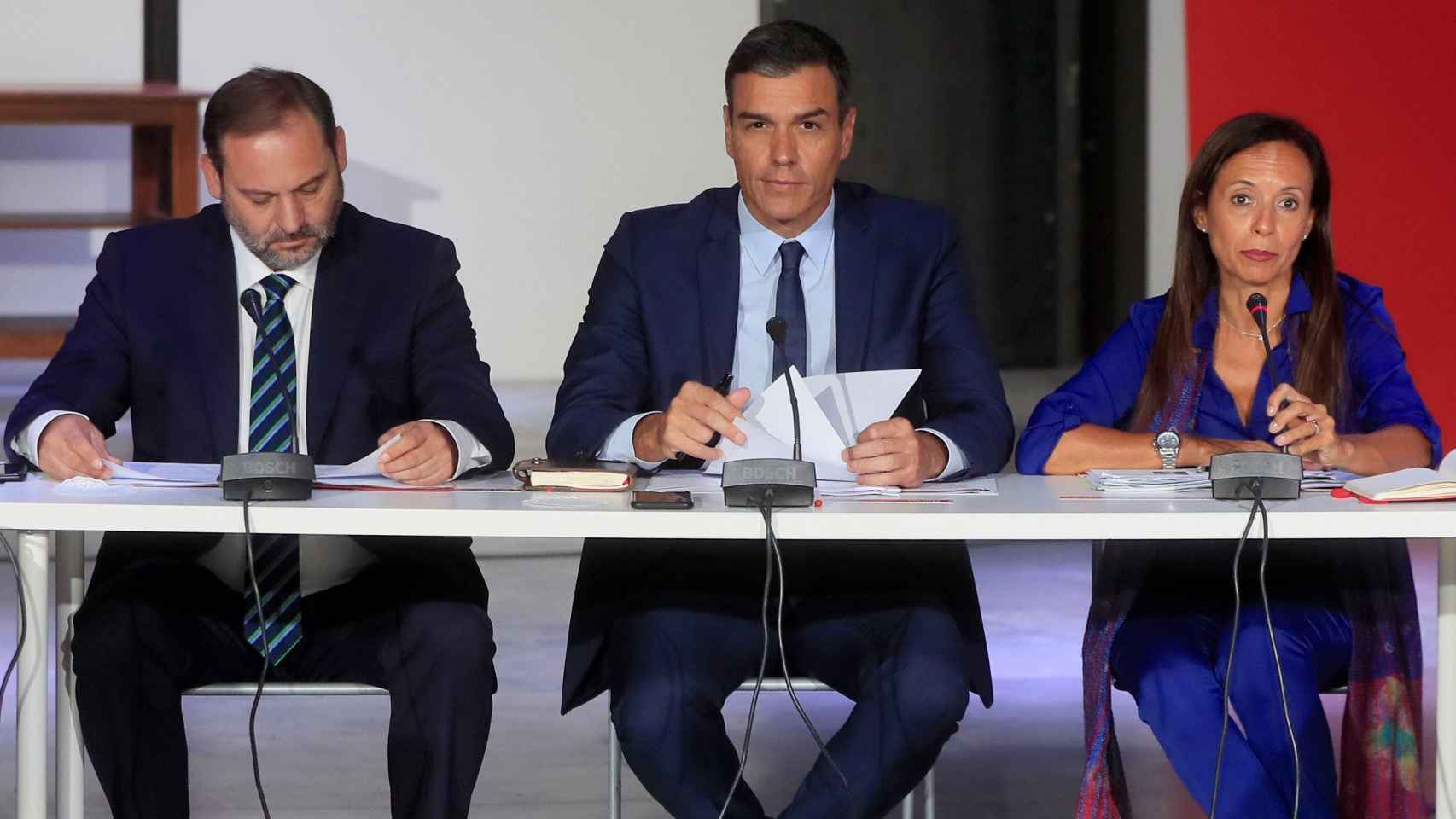 Pedro Sánchez, José Luis Ábalos y la secretaria de Ordenación del Territorio y Políticas de Vivienda, Beatriz Corredor, durante la reunión de este viernes.