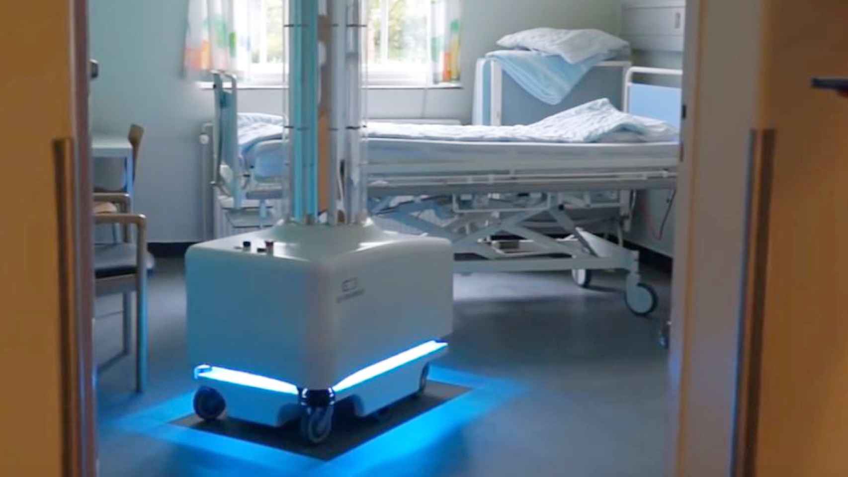 Uno de los UVD Robots desinfectando una habitación de hospital.