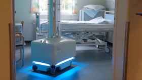 Uno de los UVD Robots desinfectando una habitación de hospital.