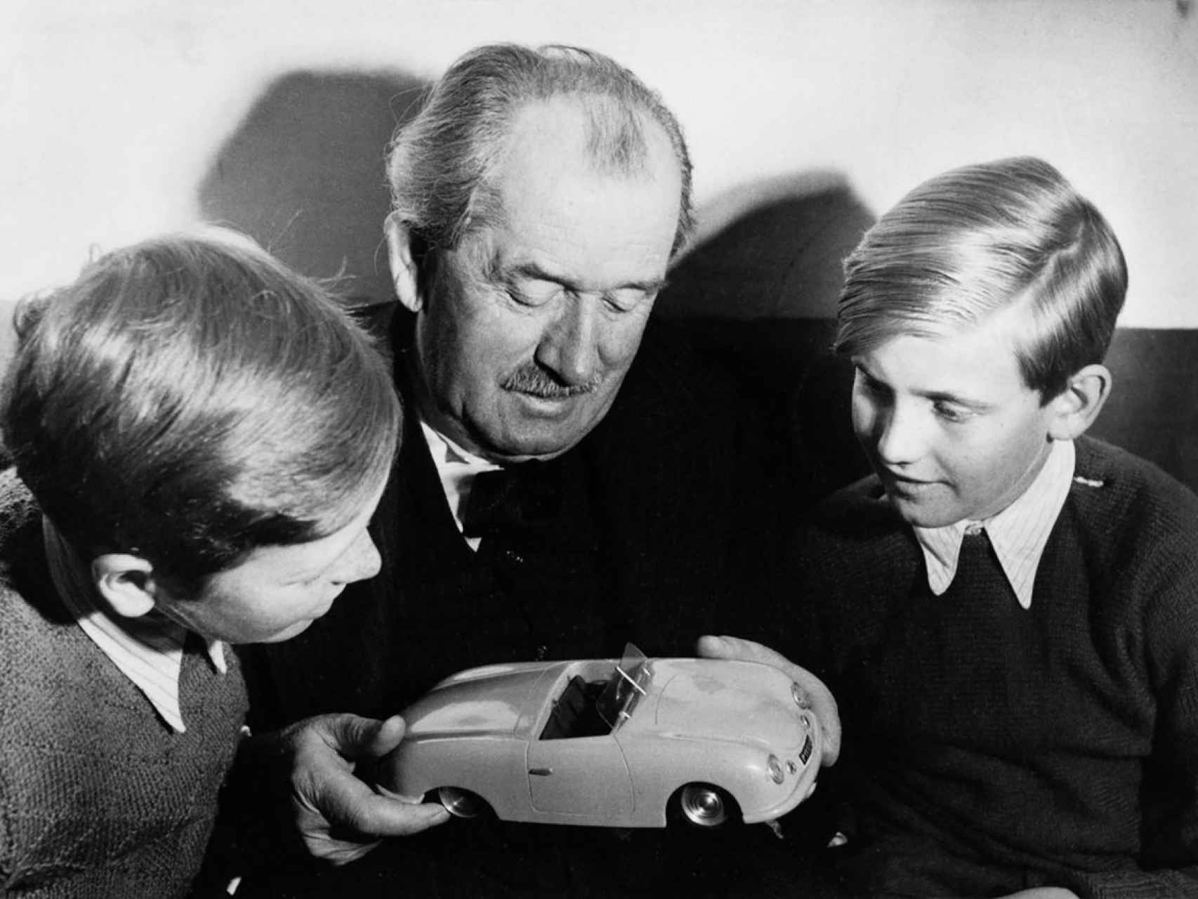 Ferdinand Piëch (derecha) junto con su abuelo, Ferdinand Porsche (centro).