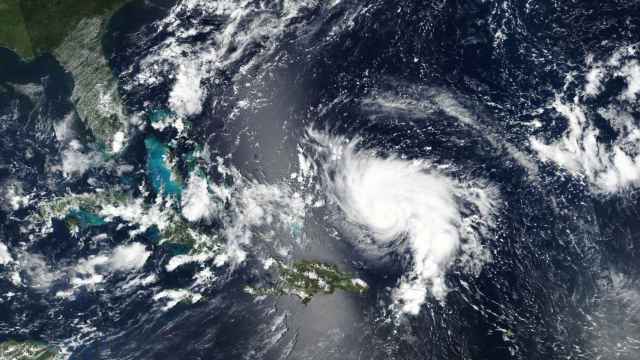 El huracán 'Dorian' se acerca a Florida creciendo en intensidad.