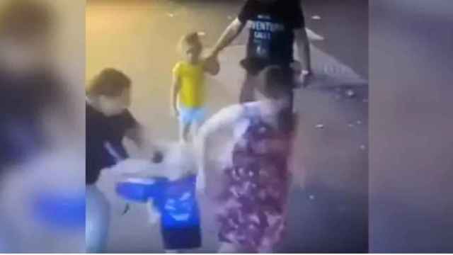 Una desconocida acuchilla en la cara a un niño de tres años y después lo intenta con su hermana