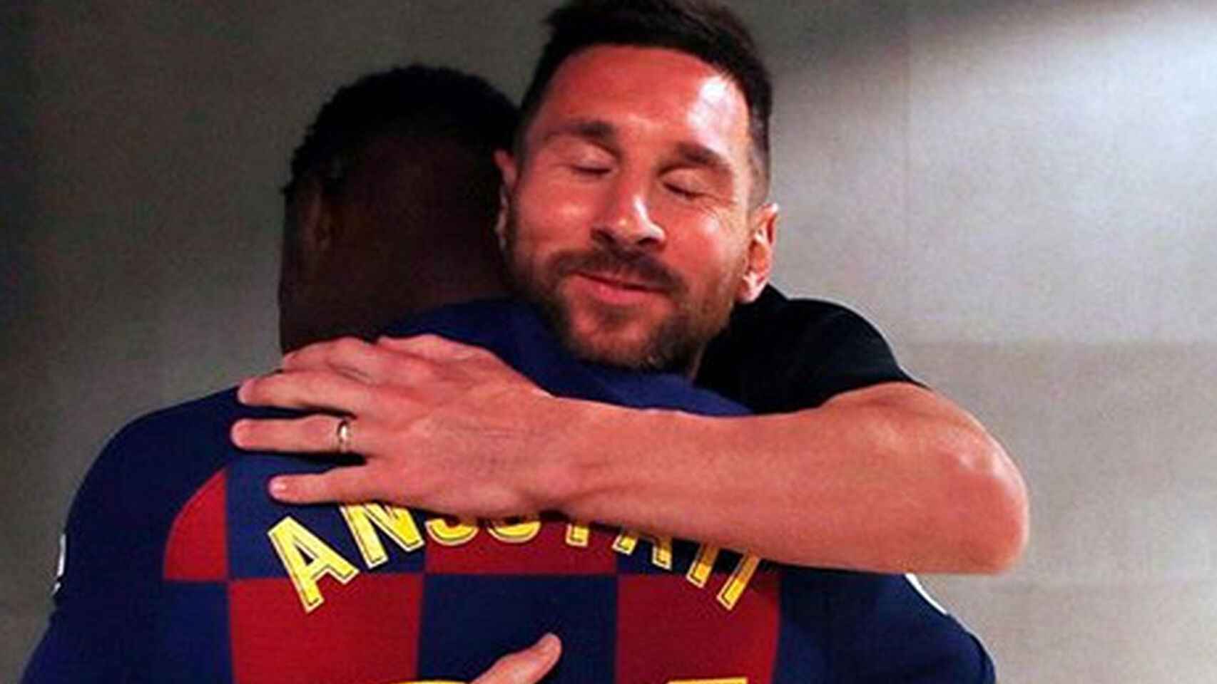 Messi abraza a Ansu Fati tras su debut.