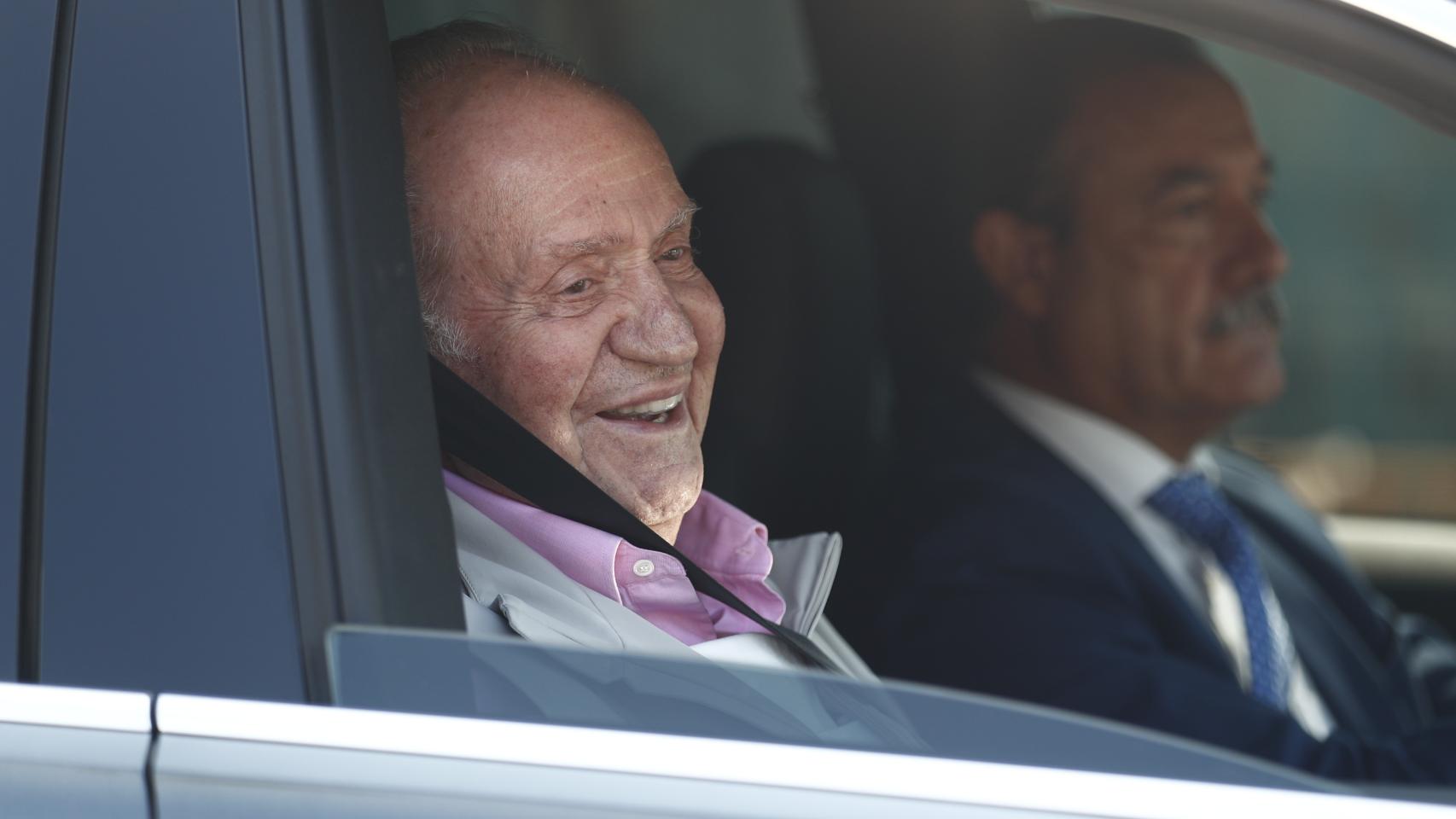 Juan Carlos I, muy sonriente atendiendo a la prensa.