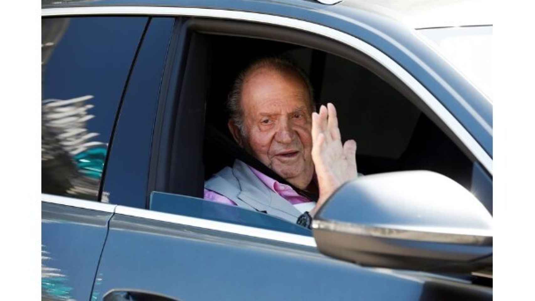 El rey emérito saluda a la prensa a su salida del hospital, este sábado.