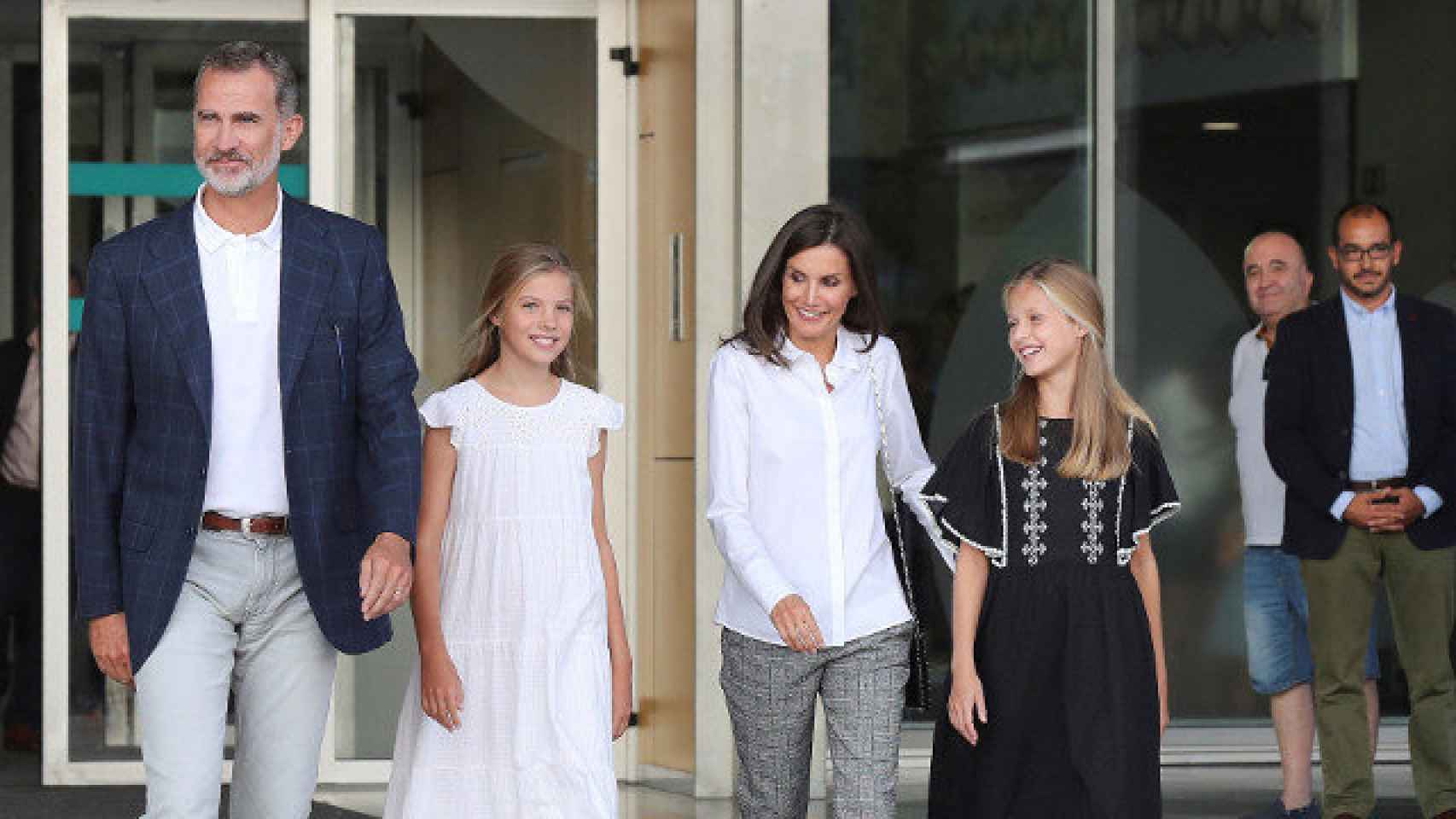 Los Reyes y sus hijas, tras visitar este martes a Juan Carlos I en el hospital.