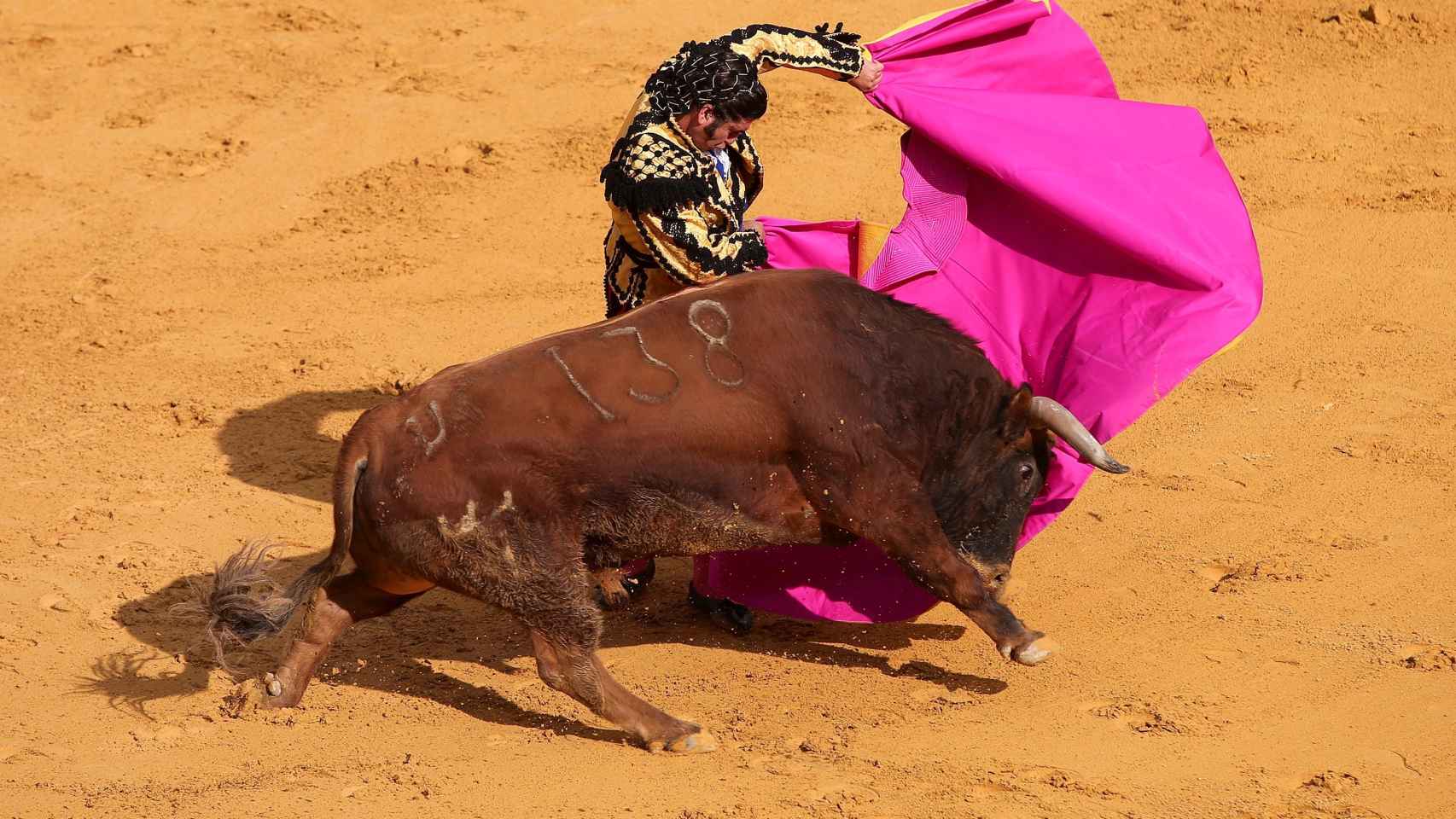 El diestro Morante de la Puebla, durante el primer toro de la corrida goyesca de Ronda.