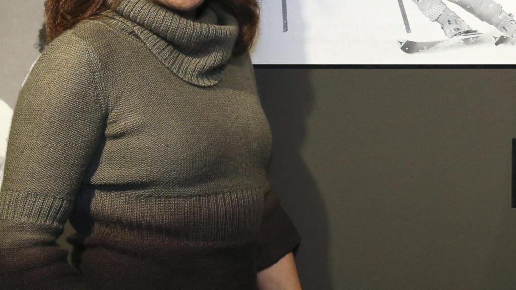 Blanca Fernández Ochoa, junto a una fotografía de ella esquiando.