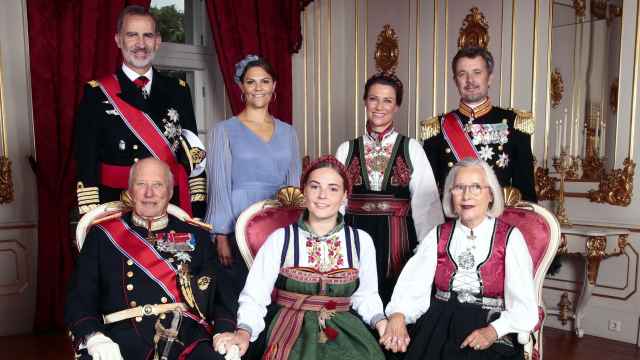 Ingrid junto a sus padrinos, Felipe VI, la princesa Victoria de Suecia, Martha Louise y el príncipe heredero Frederik de Dinamarca.