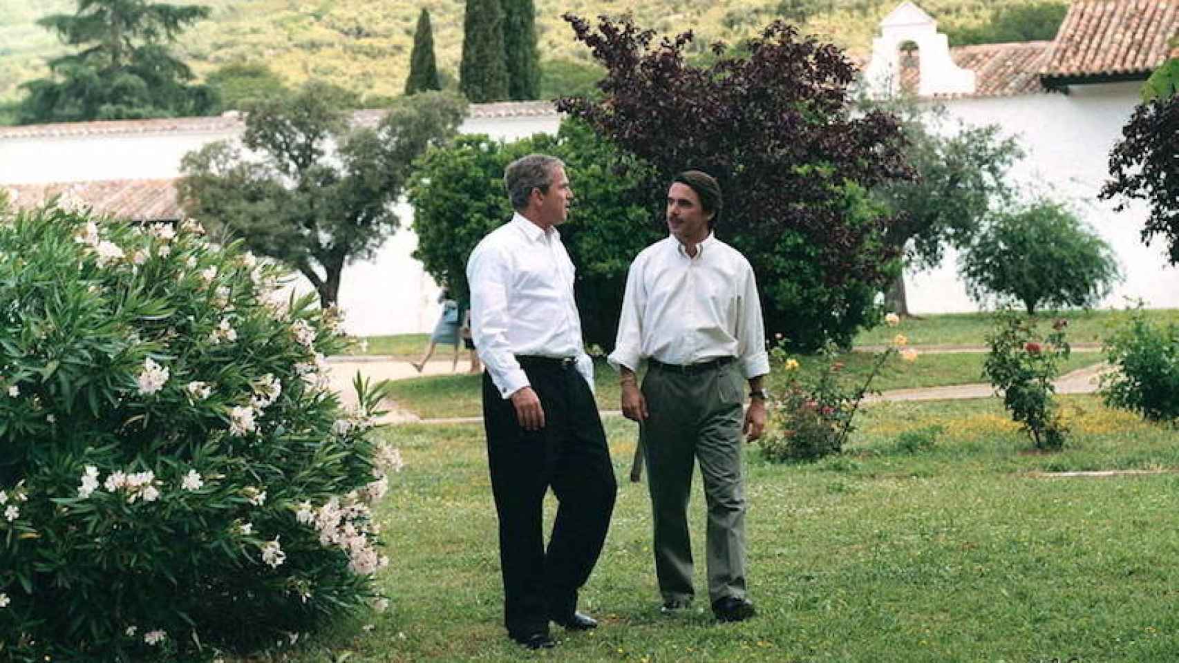 José María Aznar y George W. Bush pasean por la finca Quintos de Mora ubicada en la localidad de Los Yébenes (Toledo).