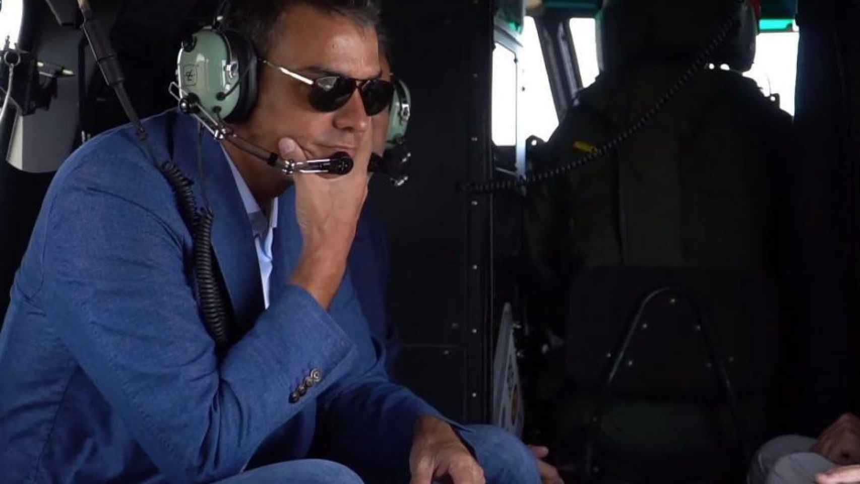 Pedro Sánchez sobrevuela en helicóptero Gran Canaria este verano, con gafas oscuras.