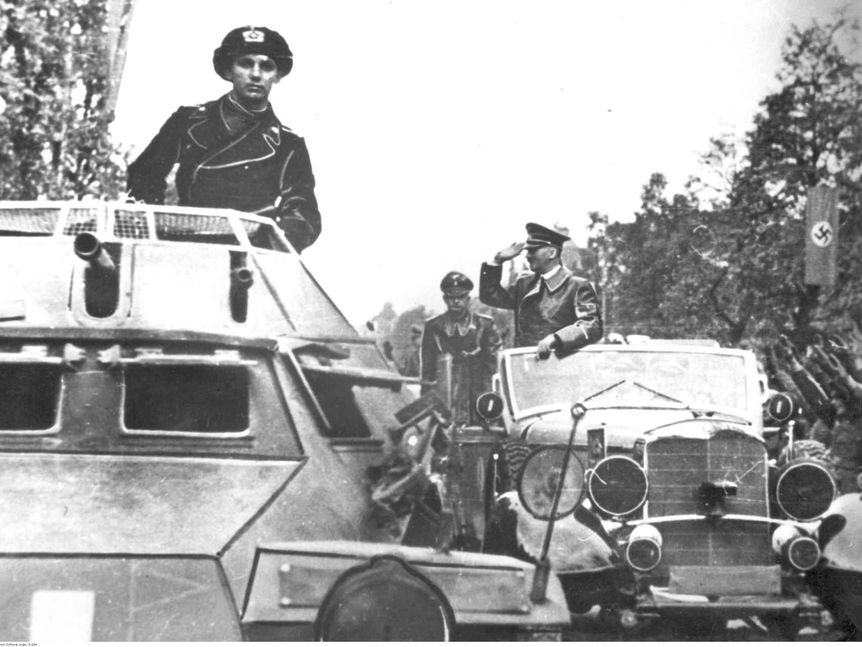 Hitler saluda a las tropas en la conmemoración de la capitulación polaca, en octubre de 1939