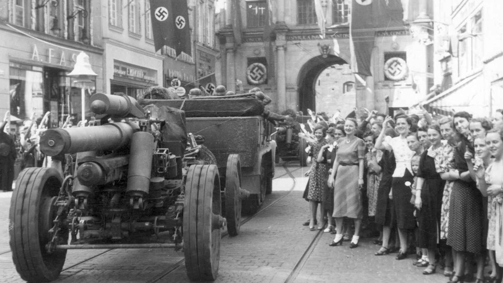 Alemanes de Gdansk dando la bienvenida a las tropas alemanas en la calle Dlugi Targ, durante la Invasión.