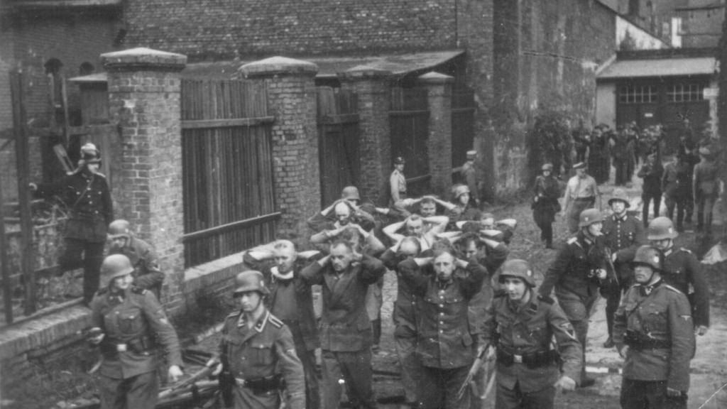 Defensores polacos de la Oficina Postal en Gdansk caminando con las armas en alto después de haber sido capturados por las tropas alemanas